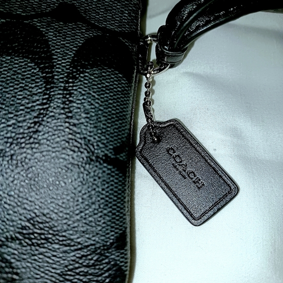 🆕️ COACH DOUBLE ZIPPER WRISTLET. WITH TAGS - Picture 7 of 11